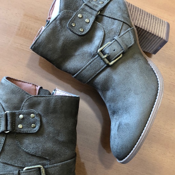 NWOB X2B Booties, Size 8 - Picture 2 of 6